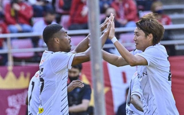 【超テクJ動画】合わせたのが奇跡!? オナイウ阿道「超々高速クロスを豪快ヘディング弾」