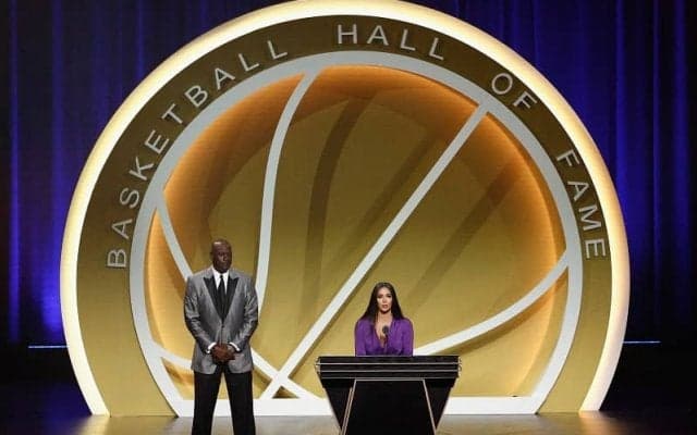 コービーの妻ヴァネッサが殿堂入り式典で登壇「あなたのことをとても誇りに思います」