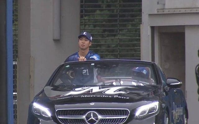 戸惑い隠せない「十亀の表情がオモロすぎる」　“フライング登場”に「みんな大爆笑」