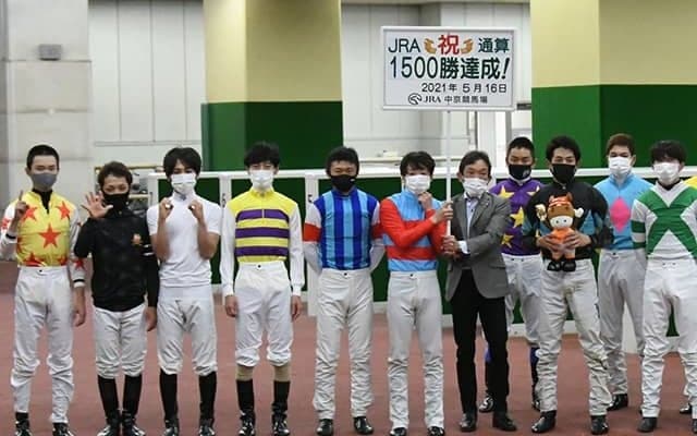 幸英明騎手がJRA通算1500勝達成「関係者の方々、競馬ファンの皆様に感謝」
