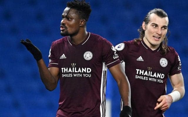 ペナントを投げ捨てる…FAカップ優勝のレスターDFの問題行動にファンも非難「リスペクトを欠いている」