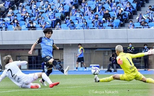 川崎、札幌破って22戦無敗！(2)三笘薫が追及する「ワンタッチ・ツータッチのフィニッシャー」