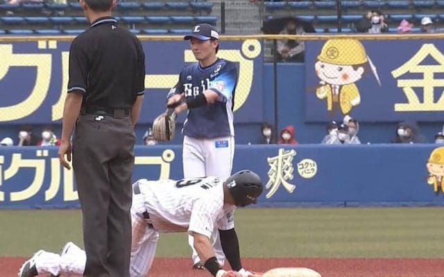 「源田も苦笑い、観客は大笑い」審判も堪えきれなかった二塁ベースでの“砂かけ”