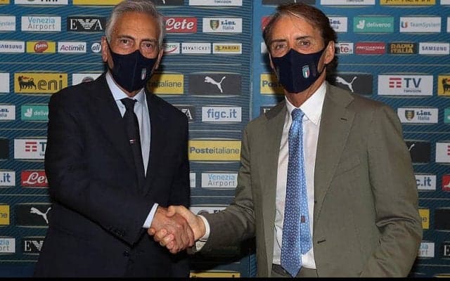 イタリア代表、マンチーニ監督と2026年まで契約延長!　W杯予選敗退の失態から立て直した手腕を評価