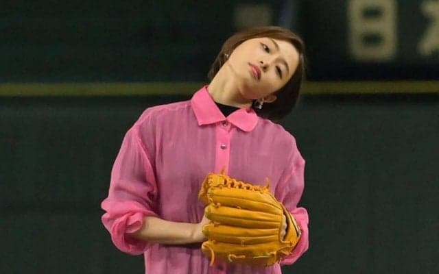 「めっちゃ可愛い」「完成度高い」石原さとみさんの“ショートカット始球式”