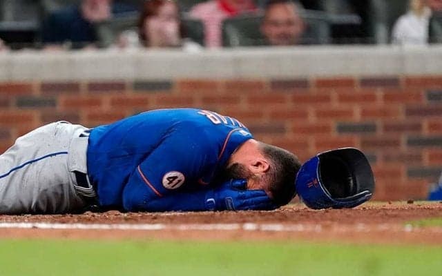 【MLB】「恐怖の瞬間」「悲惨な映像…」　151キロの顔面死球に球場＆米メディア騒然