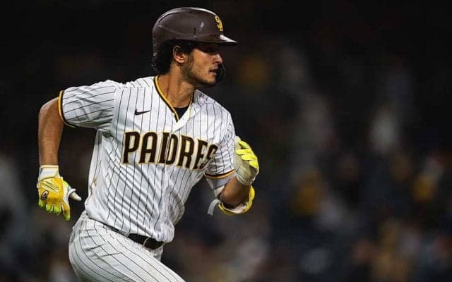 【MLB】ダルビッシュが笑顔でガッツポーズ　今季初安打の瞬間に米興奮「何でもできる！」