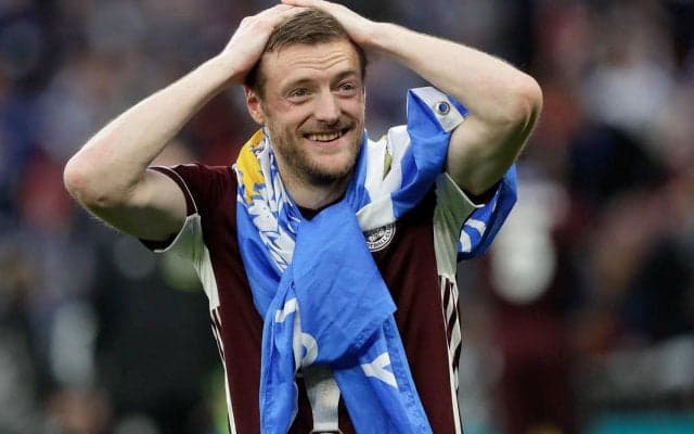 優勝メダルを首にかけたままベッドに…ヴァーディの愛らしい姿に夫人も反応