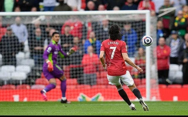 カバーニがスーパーゴールも、ユナイテッドは今季初有観客となったホーム最終戦でフルアムとドロー…《プレミアリーグ》