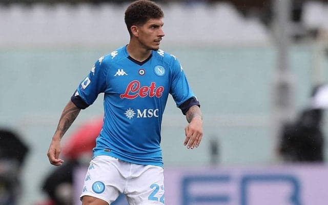 急所にボール直撃で悶絶…ナポリDFを襲った悲劇に同情「可哀想に…」