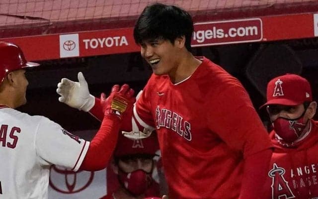 【MLB】大谷翔平、ドヤ顔で見つめた“確信14号”　三塁側からの映像に米興奮「信じられない」