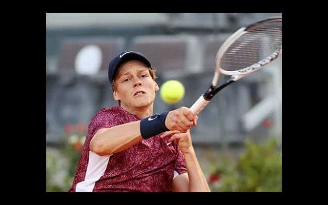 シナー 逆転勝ちで初戦突破