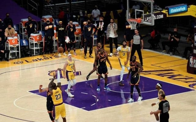 決勝3ポイントを沈めて勝利へ導いたレブロン、ウォリアーズのエースも脱帽