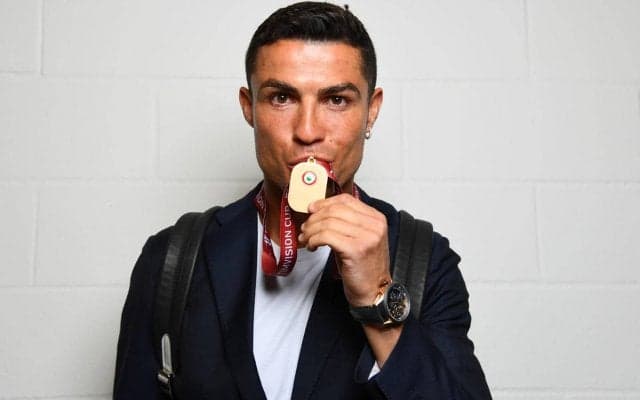 優勝カップを抱いてスヤスヤ…C・ロナウドのキュートなショットが話題に