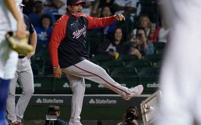 【MLB】引っこ抜いたベースを投げるわ蹴るわの大暴れ…　ブチ切れた指揮官が「子どもみたい」