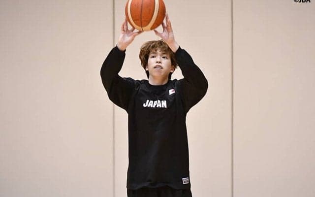 “カリー似”の駆け引きから3ポイントシュートを放つ、女子日本代表の林咲希