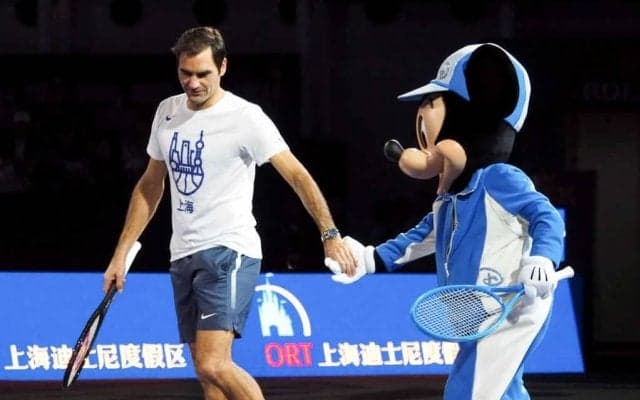 フェデラーが「スイスのミッキーマウス」的国民キャラと共演！