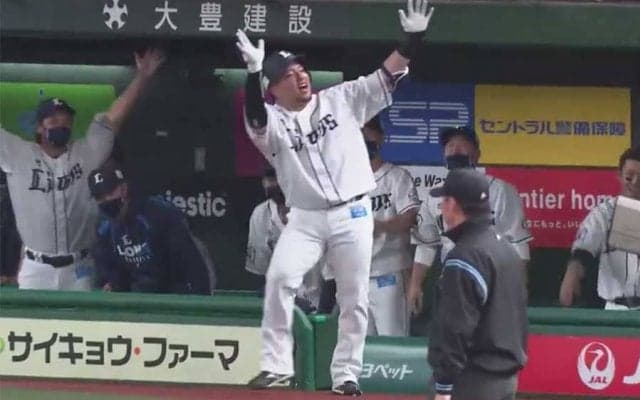 外野フライと思いきや…　西武・山川の豪快弾にファン驚愕「何故アレが入るのか」