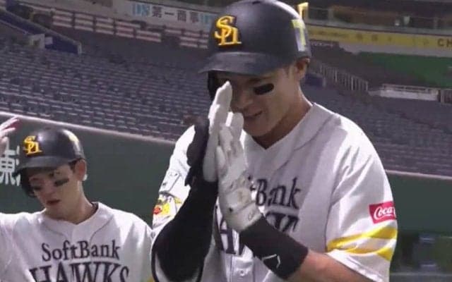 「なんで打てるのこれ」鷹・柳田悠岐、内角低め“変態打ち”特大3ランにファン驚き