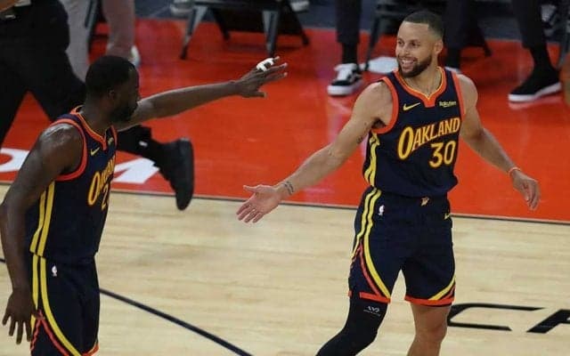 【NBA】カリーは密着しても止められない　倒れながらの反転シュートに米脱帽「レベルが違う」