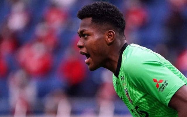 【J1分析】浦和が3連続完封勝利！(2)加速する“守護神争い”18歳GK鈴木彩艶が記録達成！西川周作が試合後の埼スタで見せた「積み重ね」