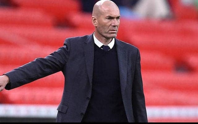 逆転Vならずのジダンが載冠アトレティコを祝福　去就は「数日後に話し合う」