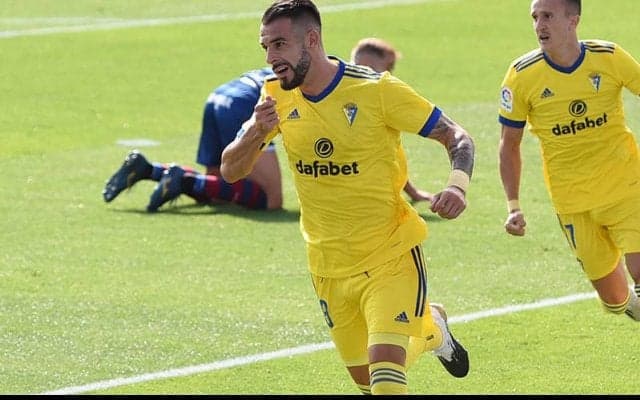 元スペイン代表FWネグレドがカディスと契約延長！ 久々のリーガでチーム最多8ゴールの活躍