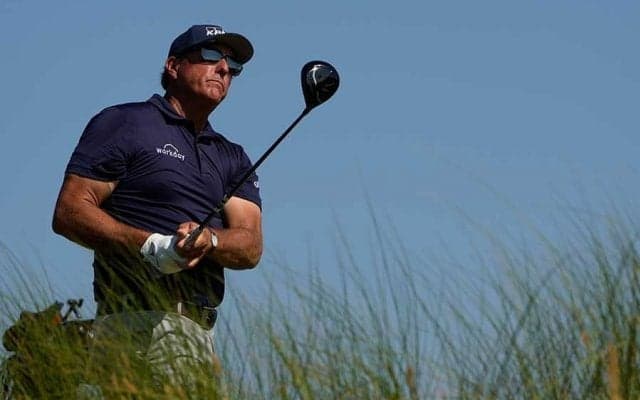 50歳ミケルソンがメジャー史上最年長V　宿敵ウッズも祝福「またもやってのけた…感動」