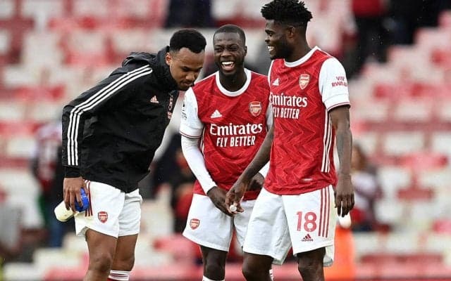 アーセナルDFが痛い代償…試合後のピッチではしゃぎ“歯”を失う