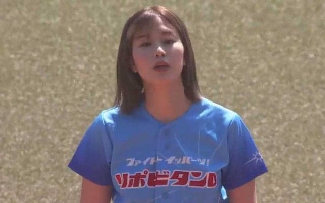 稲村亜美さんは「やっぱ脚長いなー」　ショーパンでの“始球式姿”が「スタイル抜群」