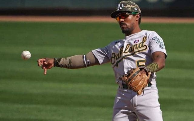 【MLB】“重力に逆らう”ダイビングが「純粋なマジック」　仲間も頭を抱えた背走キャッチ