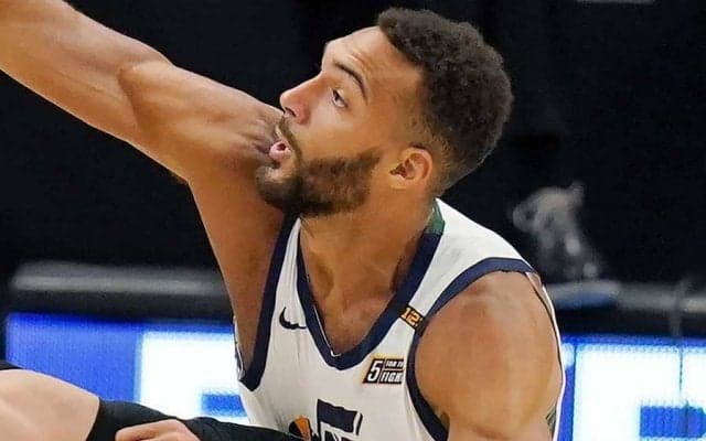 【NBA】プレーオフ場外で“露骨な転倒”　216cm名手の珍場面に米注目「馬鹿馬鹿しいほど酷い」