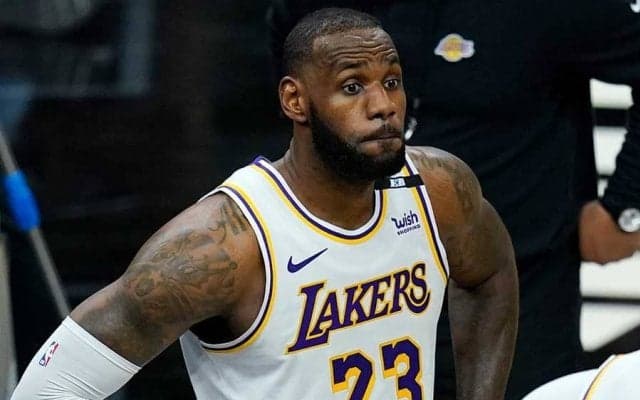 【NBA】レブロンは左肩押さえて苦悶　退場者出た乱闘寸前の事態に米注目「これはちょっと…」