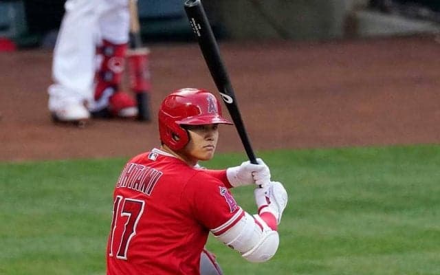 【MLB】大谷翔平、ファウルチップ三振に納得できず？　打席で無表情もベンチ内で憮然