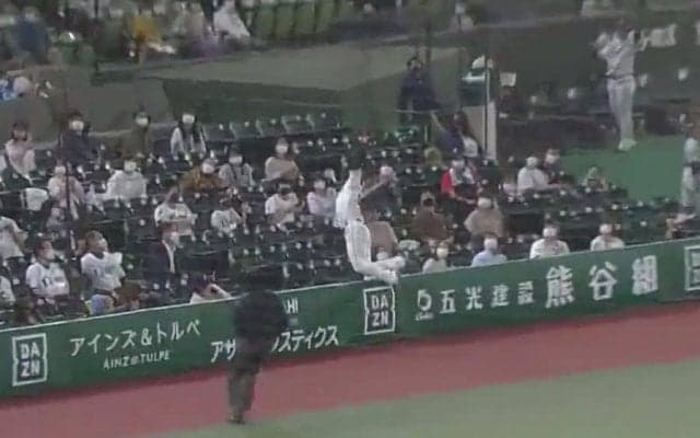 観客席に全身で突っ込んだ　スタンド喝采…“命知らず”の「グレートキャッチ！」
