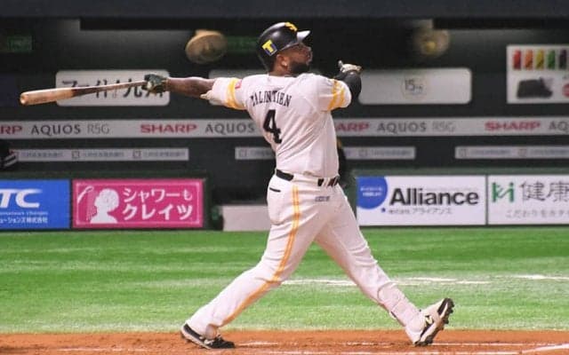 鷹バレンティンが驚愕の今季初アーチ！　タイミング外され、体勢崩れてもスタンドイン