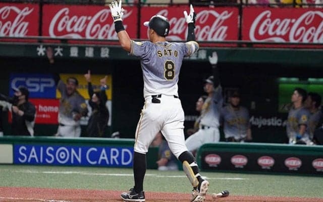 阪神ドラ1佐藤輝、衝撃の1試合3本塁打！　リーグトップタイ起死回生の勝ち越し13号3ラン