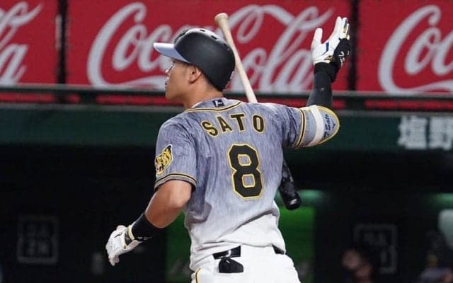 「球史に残るスター誕生」阪神ドラ1佐藤輝、確信バット投げで決めた驚愕の1試合3発