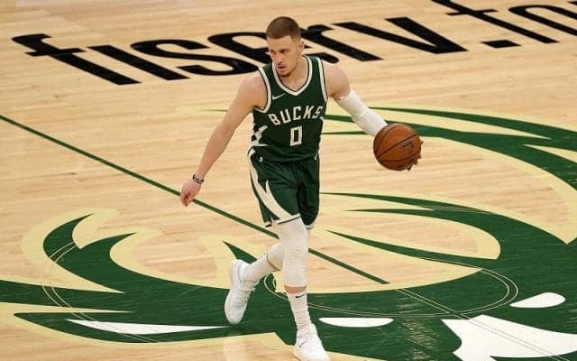 バックスで先発を務めるドンテ・ディヴィンチェンゾが左足首負傷でプレーオフ絶望