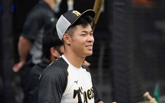 阪神ドラ1佐藤輝に“強力援軍”　ももクロ・高城れにさんがネームタオル掲げ猛烈応援