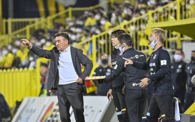 VAR映像は見たくない！ 柏-札幌で飛び出たかわいすぎる“目隠しミシャ”