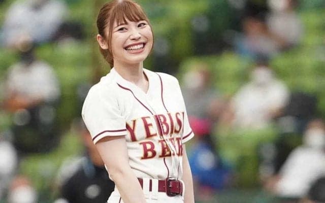 “色白美人売り子”がショーパン制服姿で始球式　豪快ワインドアップで場内から拍手