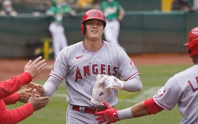 【MLB】大谷翔平に敵軍ファンも必死　ファウル好捕で「後ろに転ぶ」瞬間を米写真家が激撮