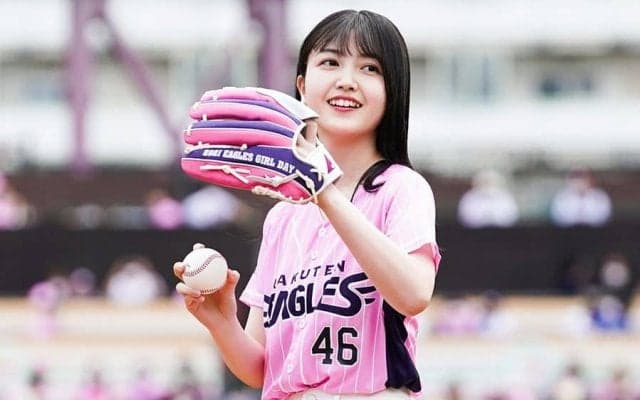 「始球式に相応しい女神」乃木坂46・久保史緒里さんのノーバウンド投球に球場メロメロ
