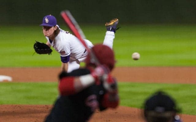 投手強襲でグラブ吹き飛ばされるも…　奇跡の“素手キャッチ”は「アメージング」