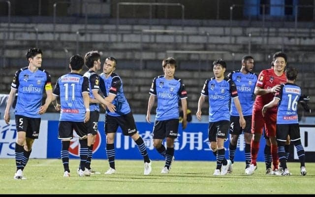 衝撃の光景！ 鹿島戦後のピッチに倒れ込んだ「川崎アンガールズ」