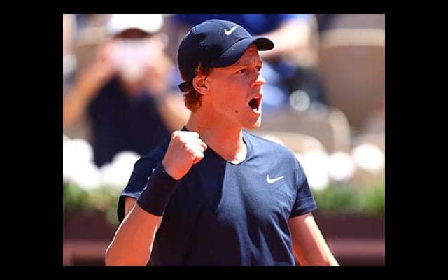  シナー MPしのぎ初戦突破 