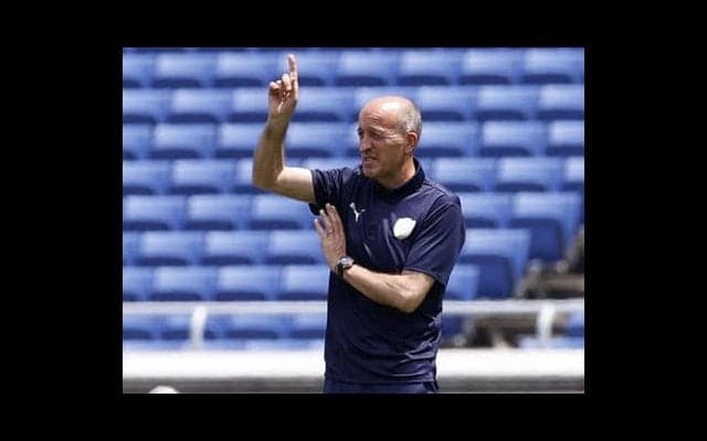 スペインの名将の気になる「習性」。清水の５バック採用は不吉な兆し？