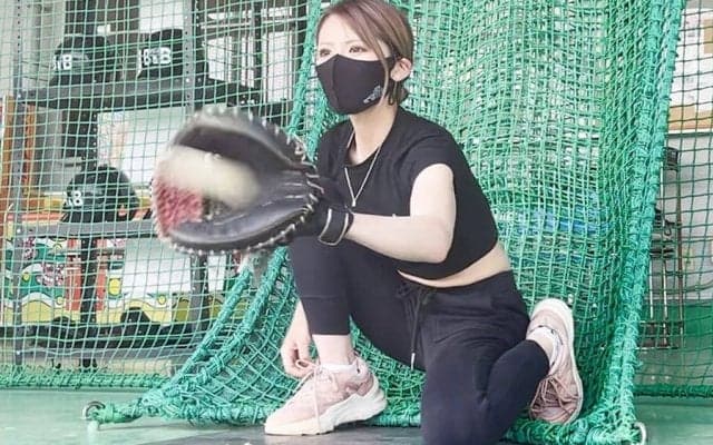 ギャル系野球女子の姿が「キレイです！」　上達した“ビタ止め”は「古田さんとダブる」