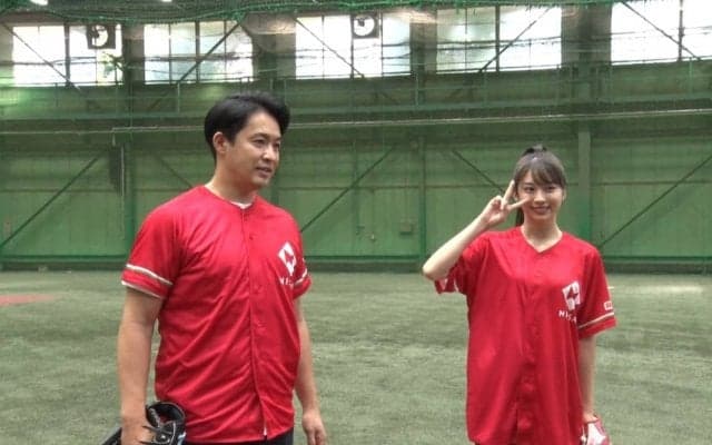 2年ぶりとなるセ・パ交流戦、牧野真莉愛が始球式で五十嵐亮太の指導による渾身の1球を披露！